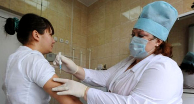 Медицинский работник делает прививку. Фото http://flnka.ru/