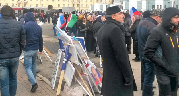 Участники митинга, еще до его завершения выбрасывали плакаты и лозунги прямо на площади, где шла акция. Грозный, 22 января 2016 г. Фото Николая Петрова для "Кавказского узла"