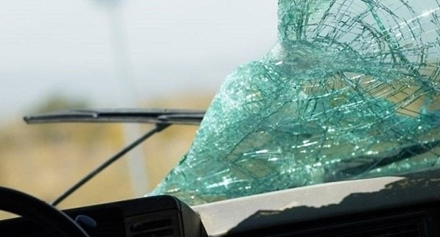 Разбитое лобовое стекло. Фото: http://bloknot-krasnodar.ru/news/pyat-chelovek-postradali-v-dtp-s-reysovym-avtobuso-697706
