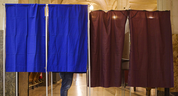 Избирательные кабинки на выборах главы Гардабанского района . Фото: Sputnik/ Кристина Афанасьева, http://sputnik-georgia.ru/analytics/20160128/229923335.html