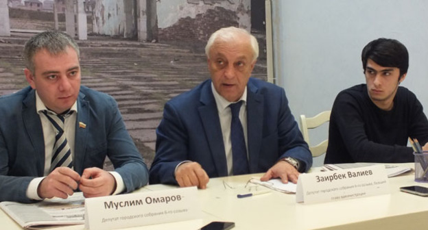 Депутат горсобрания Буйнакска Муслим Омаров, депутат горсобрания Буйнакска Зайирбег Валиев, блогер Гаджи Нурутдинов (слева направо). Фото Патимат Махмудовой для "Кавказского узла"