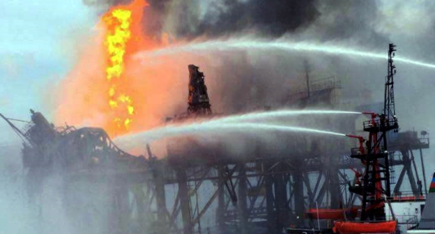 Ликвидация пожара на платформе месторождения "Гюнешли". 6 декабря 2015 года. Фото: Facebook.com/MeydanTelevision