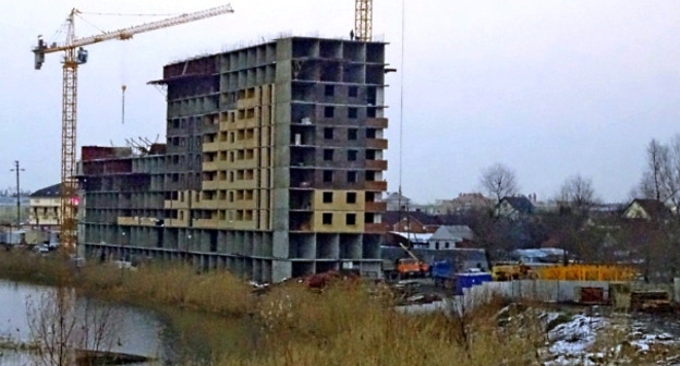 Недостроенная многоэтажка на береговой полосе Карасунских озер. Фото: Ewnc.org