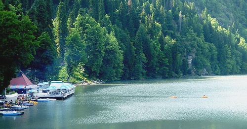 Кафе на берегу озера Рица в Абхазии. Фото Анжелы Кучуберия для "Кавказского узла"