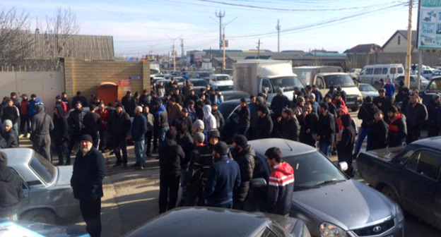 Участники протеста против закрытия мечети "Северная". Хасавюрт, 1 февраля 2016 г. Фото http://chernovik.net/content/lenta-novostey/neskolko-tysyach-prihozhan-zakrytoy-vchera-v-hasavyurte-mecheti-dvigayutsya