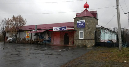 Здание ночного клуба на территории Парка Победы во Владикавказе. Фото http://onf.ru/2015/12/28/aktivisty-onf-vystupili-protiv-stroitelstva-uveselitelnyh-zavedeniy-v-parke-pobedy-vo/