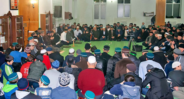 Верующие в мечети поселкв Шамхал. Махачкала. Фото http://islamdag.ru/news/14079