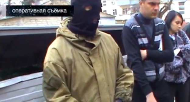 Следственные действия с участием Дмитрия Сапожникова на месте покушения на Николая Нестеренко. Фото: кадр из сюжета "России-1" о деле Зиринова, Russia.tv