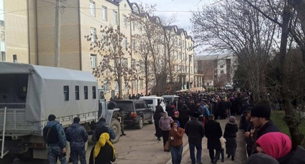 Митинг около  перинатального центра Хасавюрта. http://www.riadagestan.ru/news/incidents/