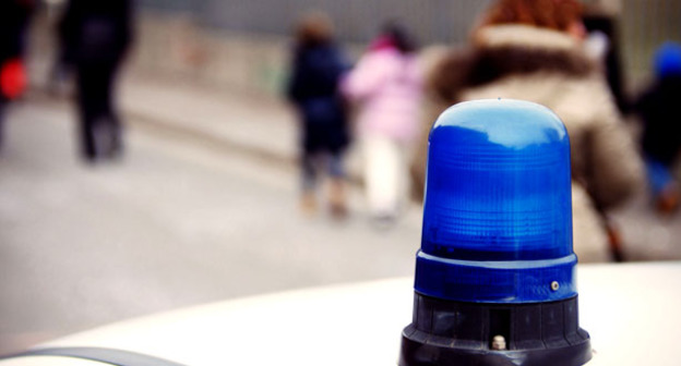 Полицейская машина. Фото http://www.riakchr.ru/dvukh-sotrudnikov-mvd-dagestana-mogut-uvolit-iz-za-snyatogo-video-porochashchem-dostoinstvo-kollegi-iz-chechni/