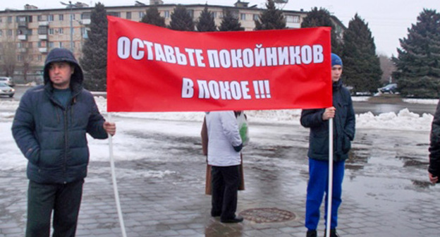 Участники митинга с требованием строительства морга в Волжском. 31 января 2016 г. Фото http://bloknot-volzhsky.ru/news/volzhskie-firmy-ritualnykh-uslug-vystupili-s-aktsi-699300