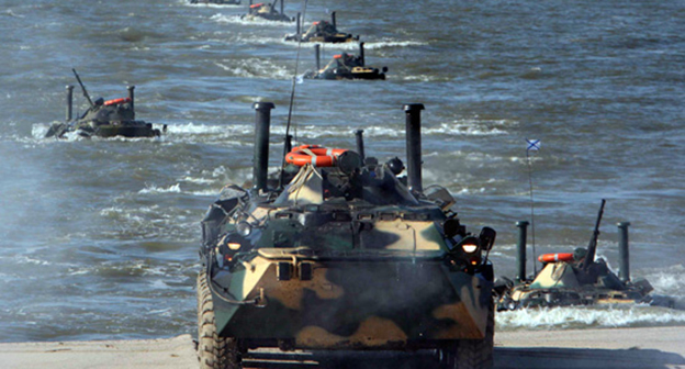 Высадка морского десанта. Фото: http://function.mil.ru/news_page/country/more.htm?id=11491348@egNews