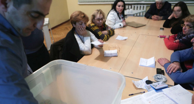 Референдум по внесению изменений в конституцию Армении: Подсчет голосов. 6 декабря 2015 г.
Фото: © PAN Photo / Vahan Stepanyan