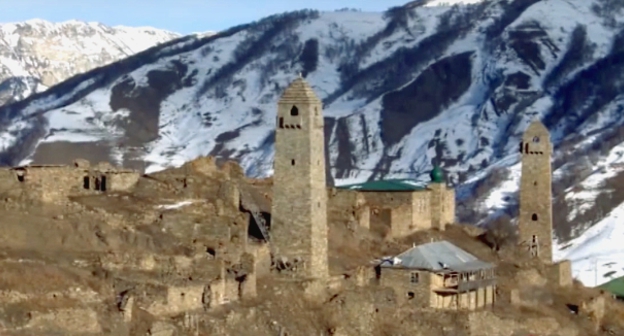 Крепость и мечеть в поселке Шарой высокогорного Шаройского района Чечни. Фото: Youtube.com/user/chechnyatodaycom