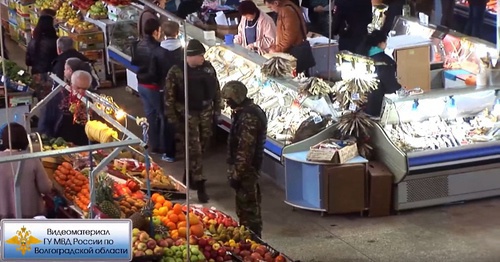 Сотрудники силовых структур во время проверки на Центральном рынке Волгограда. Фото: Youtube.com/user/tvv102