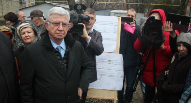 На встречу с Владимиром Евлановым (на фото) пришли около 70 жителей. Краснодар, 6 февраля 20156 года. Фото: http://krd.ru/administratsiya/struktura-administratsii/glava_goroda/news_06022016_172517.html