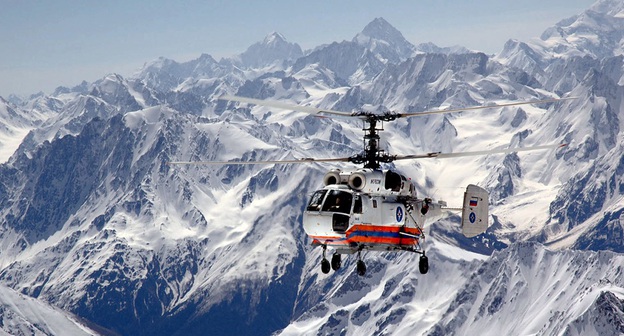 После облета ущелья спасатели, по данным МЧС, спустили 23 лавины. Фото: http://www.mchs.gov.ru/dop/info/smi/news/item/5907775/