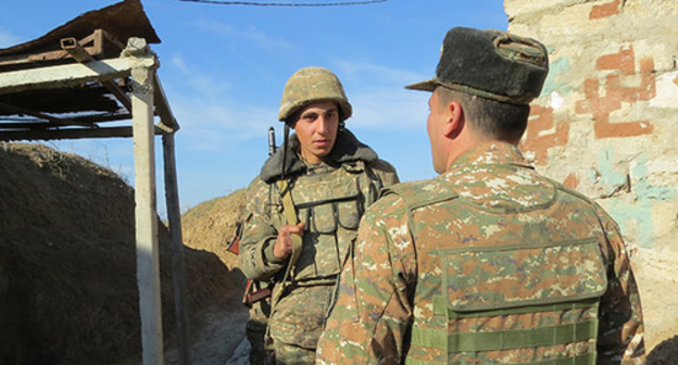 Смена караула на передовой армии НКР. Фото Алвард Григорян для "Кавказского узла"