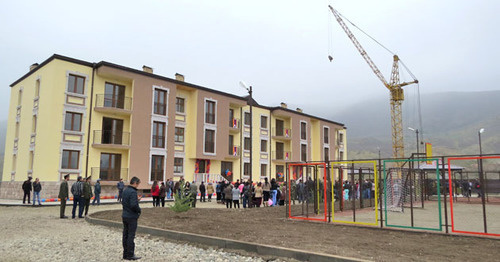 В приграничном поселке Матагис в Мартакертском районе Нагорного Карабаха сдан в эксплуатацию новый жилой дом для военнослужащих.16 февраля 2016 г. Фото Алвард Григорян для "Кавказского узла"