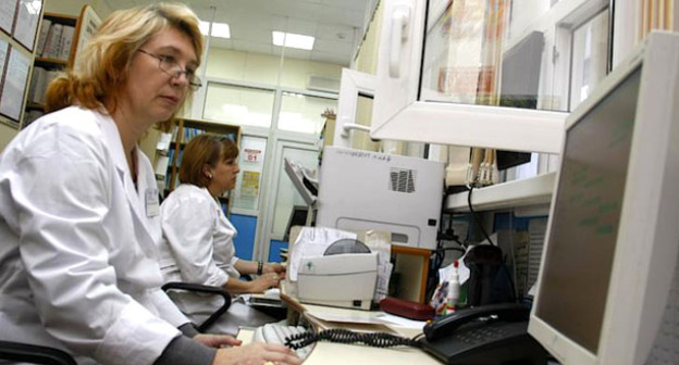 Медицинские работники в регистратуре поликлиники. Фото: Владимир Аносов / Югополис