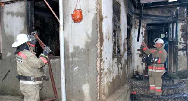 Сотрудники МЧС на месте пожара в станице Холмской Абинского района Краснодарского края. 9 октября 2015 г. Фото http://23.mchs.gov.ru/pressroom/news/item/3152664/