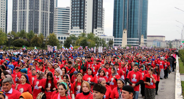 Учащаяся молодежь на праздновании  дня рождения Путина в Грозном. Фото Магомеда Магомедова для "Кавказского узла"