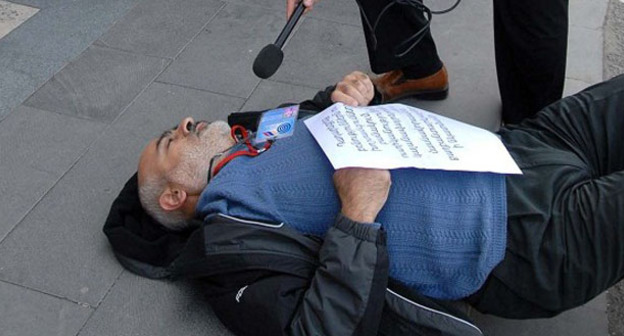 Активист Вардгес Гаспари во время акции протеста. Фото http://www.slaq.am/rus/news/118854/