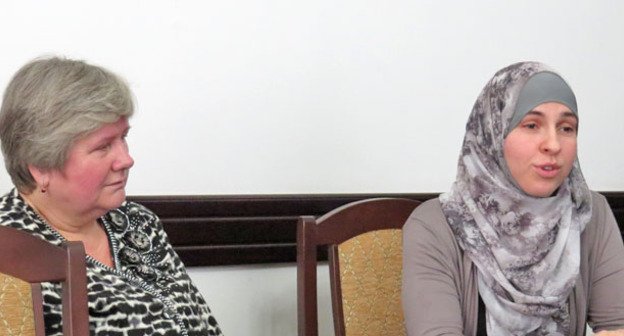 Инна Бленаова и ее мать Светлана Бленаова (слева). Фото http://kbrria.ru/politika/nuzhno-cenit-zhizn-vdova-likvidirovannogo-lidera-bandpodpolya-11092