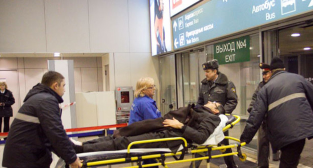 Пострадавшего вывозят из здания аэропорта "Домодедово" во время теракта. Москва, 24 января 2011 г. Фото: Yuri Timofeyev (RFE/RL)