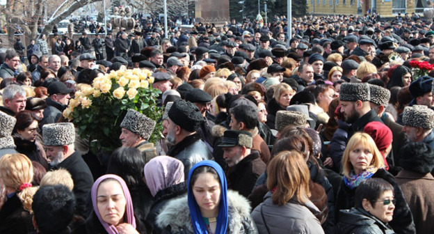 Жители Владикавказа почтили память главы Северной Осетии Тамерлана Агузарова. 21 февраля 2016 г. Фото Эммы Марзоевой для "Кавказского узла"