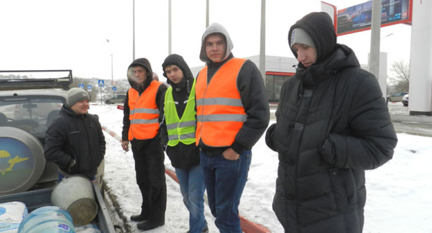Участники акции против плохих дорог. Волгоград, 21 февраля 2016 г. Фото Татьяны Филимоновой для "Кавказского узла"