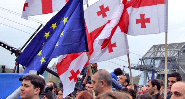 Флаги Грузии и Евросоюза. Фото Эдиты Бадасян для "Кавказского узла"