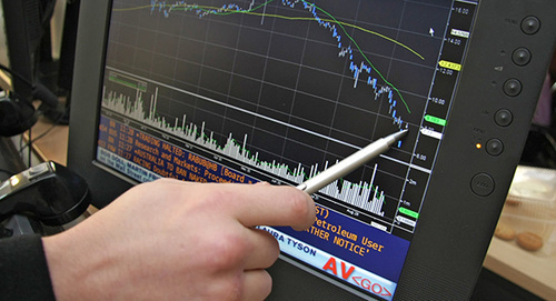 На мониторе - кривая спада торговли. Фото: © Sputnik/ Роман Галкин, http://sputnikarmenia.ru/analytics/20160210/1909892.html