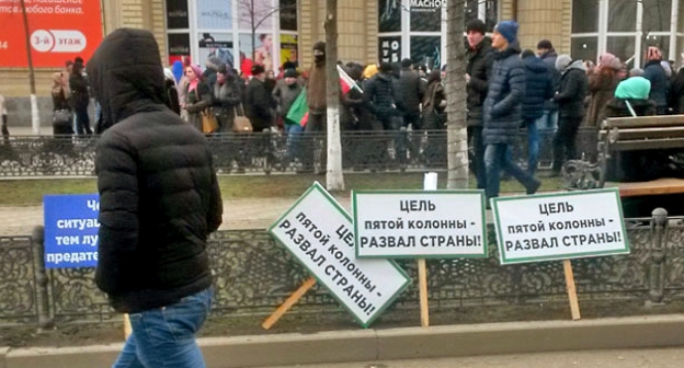 Пропагандистские плакаты на митинге в поддержку Рамзана Кадырова. Грозный, 22 января  2016 года. Фото Николая Петрова для "Кавказского узла"