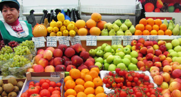 Продажа овощей и фруктов на рынке. Фото: RFE/RL