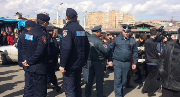 Сотрудники полиции на вещевом рынке "Малатия". Ереван, февраль 2016 г. Фото http://ru.aravot.am/2016/02/26/201622/