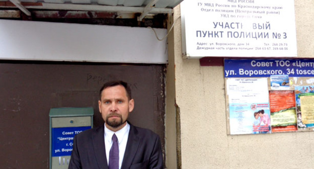 Игорь Горбунцов у входа к участковому Давиду Андрееву на улице Воровского 34. Сочи, март 2016 г. Фото Светланы Кравченко для "Кавказского узла"
