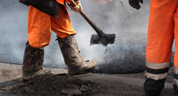 Укладка асфальта. Фото: http://fedpress.ru/news/conflict_map/socpolitical_conflicts/1428926057-konflikt-nedeli-v-volgograde-razvernulas-voina-za-remont-dorogi-k-chm-2018