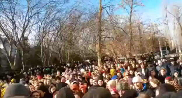 Акция протеста родственников Залины Далиевой. Хасавюрт, 3 марта 2016 г. Кадр из видео пользователя Республика Дагестан / Republic of Dagestan https://www.youtube.com