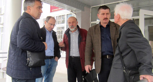 Валерий Бриних (второй справа) с группой поддержки после окончания заседания Майкопского городского суда. 2 марта 2016 г. Фото: Александр Петин