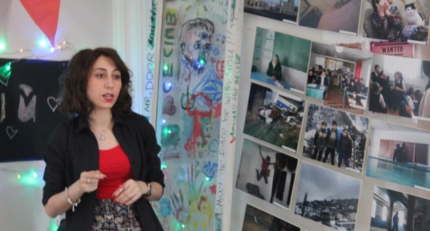 Открытие выставки в селении Яндаре. Фото Тамила Яндиева. https://www.facebook.com/%D0%A1%D0%B5%D0%BB%D1%8C%D1%81%D0%BA%D0%BE%D0%B5-%D0%B4%D0%B5%D1%82%D1%81%D1%82%D0%B2%D0%BE-%D0%B2-%D1%84%D0%BE%D1%82%D0%BE%D0%B3%D1%80%D0%B0%D1%84%D0%B8%D1%8F%D1%85-%D0%A1%D0%B5%D0%B2%D0%B5%D1%80%D0%BD%D1%8B%D0%B9-%D0%9A%D0%B0%D0%B2%D0%BA%D0%B0%D0%B7-1685412445029234/?fref=ts