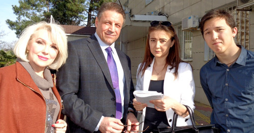 Представитель правозащитной организации, адвокат Леонид Ерченко, Лея Хамитова, брат Хамитовой (слева направо). Сочи, март 2016 г. Фото Светланы Кравченко для "Кавказского узла"