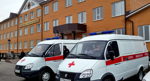 Машины скорой помощи возле здания Центральной районной больницы. КБР. Фото http://kbrria.ru/
