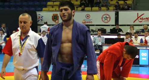 Олег Бабгоев после победы над Бисланом Надюковым. Фото: скриншот видеозаписи боя, Youtube.com/user/EdinoBorec