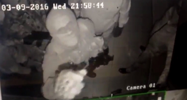 Участники нападения на офис СМГ в Ингушетии. Скриншот видеозаписи с камеры наблюдения из Twitter'а Дмитрия Утукина, Twitter.com/U2_Keen