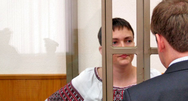 Надежда Савченко общается с адвокатом Ильей Новиковой в Донецком городском суде, 3 марта 2016 г. Фото Константина Волгина для "Кавказского узла"