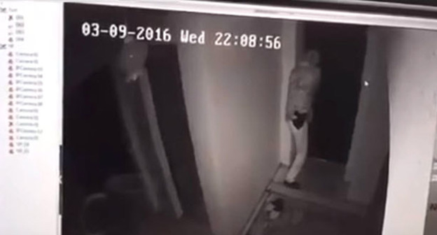 Участник нападения на офис СМГ в Ингушетии. Скриншот видеозаписи с камеры наблюдения из Twitter'а Дмитрия Утукина, Twitter.com/U2_Keen