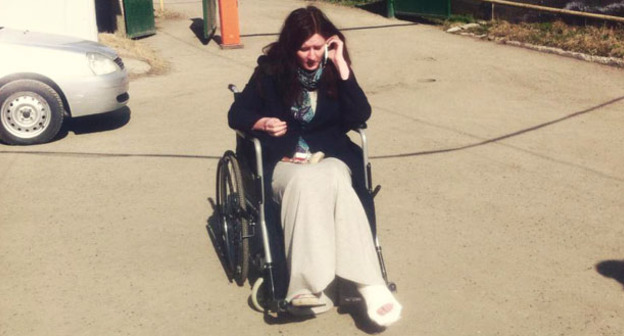 Александра Елагина выложила фото на своей странице в Facebook, на которой она запечатлена сидящей в инвалидной коляске. Магас, 10 марта 2016 г. Фото: https://www.facebook.com/photo.php?fbid=10204326985654131&set=a.3719866214597.115335.1814045674&type=3&theater