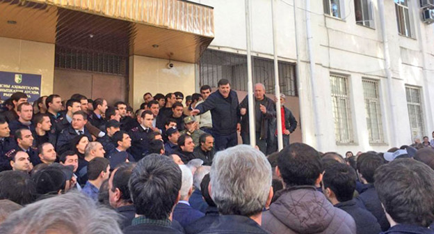 Родственники и сослуживцы Руслана Джелия, чей автомобиль подвергся обстрелу сотрудниками ГАИ, собрались у здания МВД республики Абхазии. Сухум, 9 марта 2016 г. Sputnik, Бадрак Авидэба http://sputnik-abkhazia.ru/Abkhazia/20160309/1017449186.html