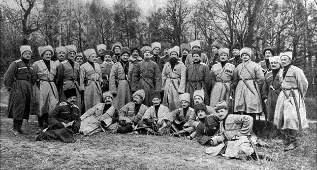 Великий князь Михаил Александрович среди офицеров 2-й бригады Кавказской туземной бригады. Фото: Иллюстрированное приложение к газете «Новое Время» за ноябрь 1914 года, № 13894, https://ru.wikipedia.org/wiki/Кавказская_туземная_конная_дивизия